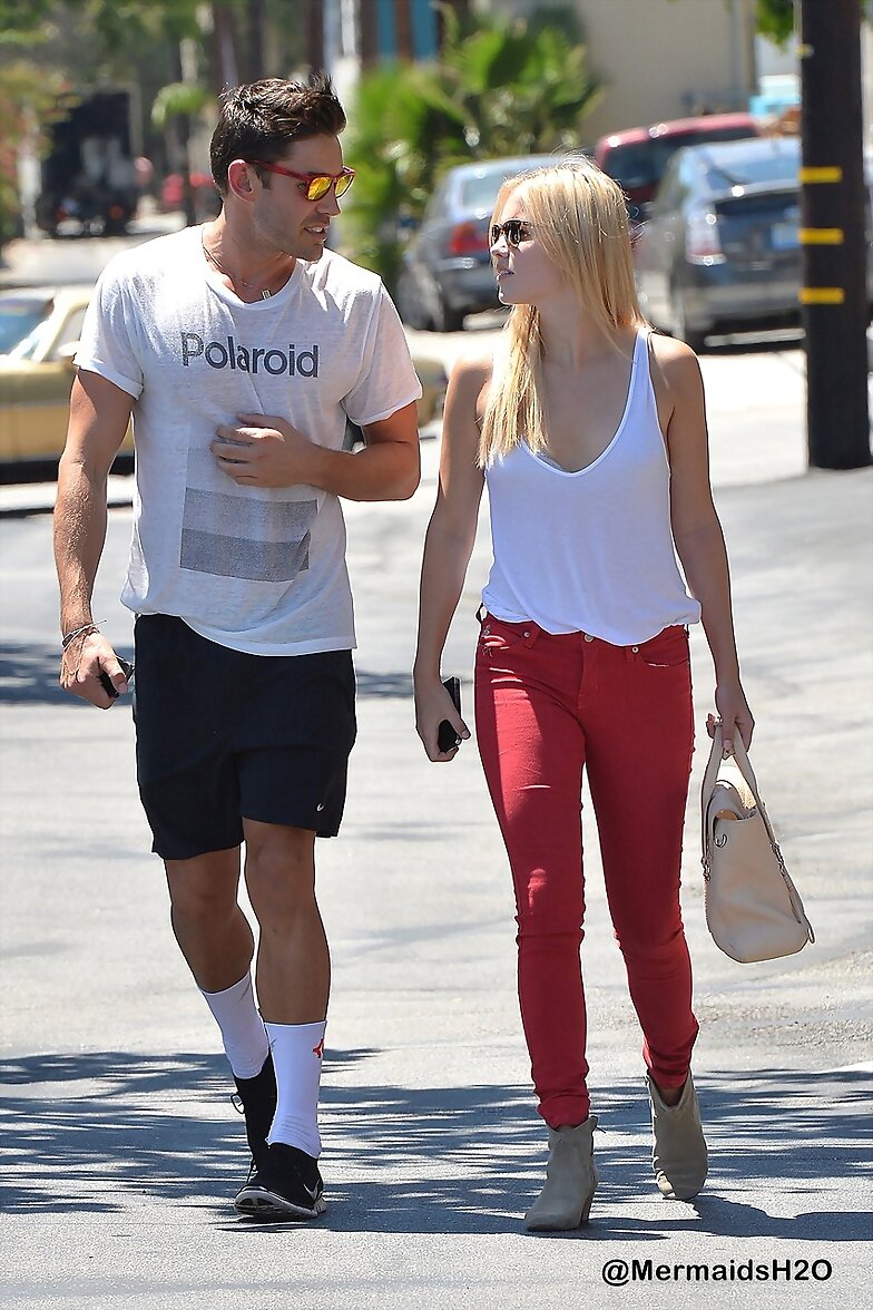 Claire Holt y su amigo Nick Hounslow en LA, 2014