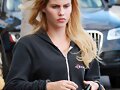 Claire Holt caminando al gym en LA, Aug 11, 2014
