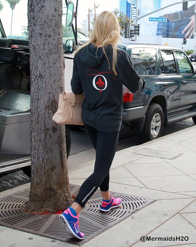 Claire Holt caminando al gym en LA, Aug 11, 2014