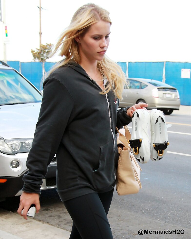 Claire Holt caminando al gym en LA, Aug 11, 2014