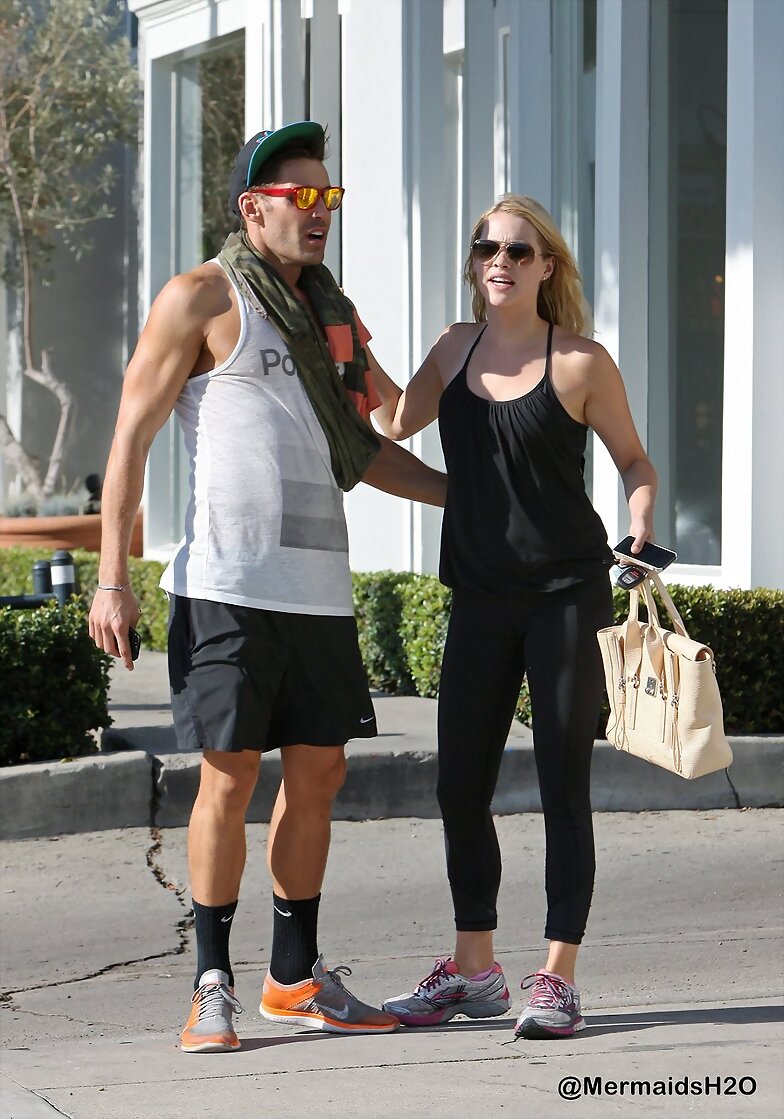 Claire Holt saliendo del gym en LA, Aug 13, 2014