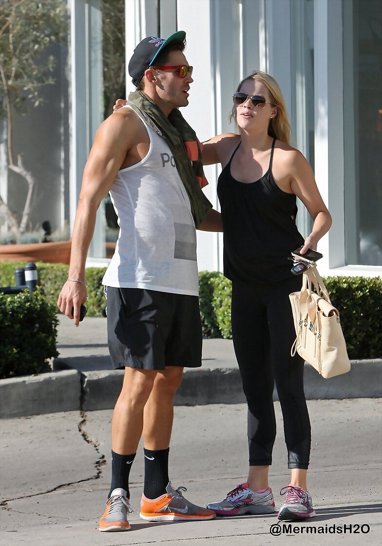 Claire Holt saliendo del gym en LA, Aug 13, 2014