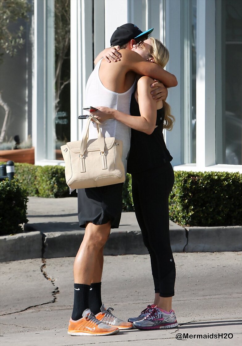 Claire Holt saliendo del gym en LA, Aug 13, 2014