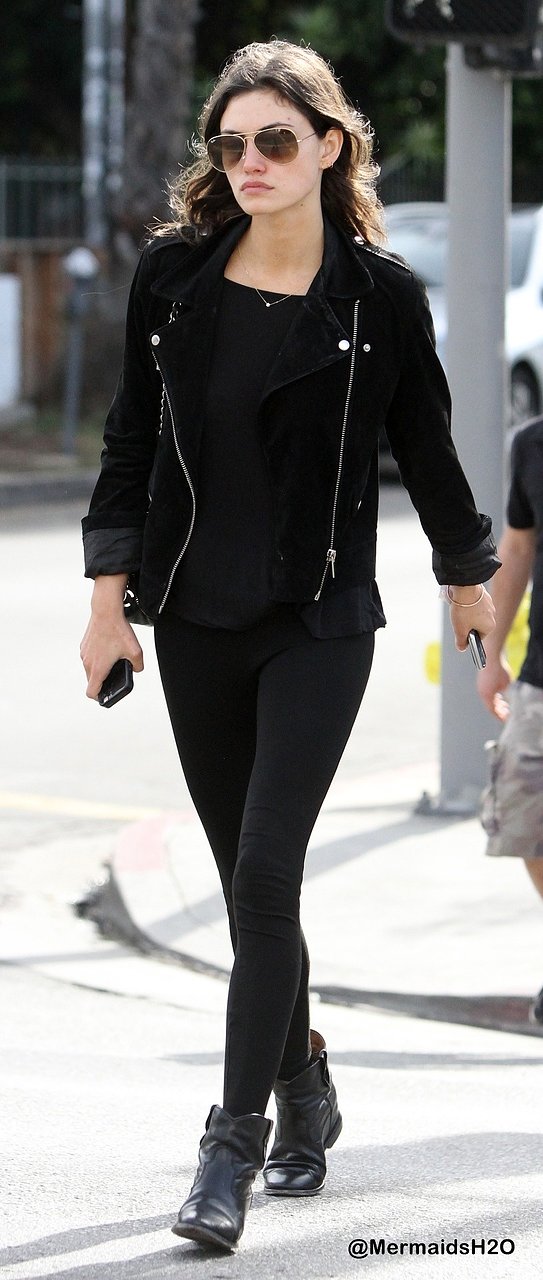 Phoebe Tonkin en Los Angeles (Dec 17, 2014)