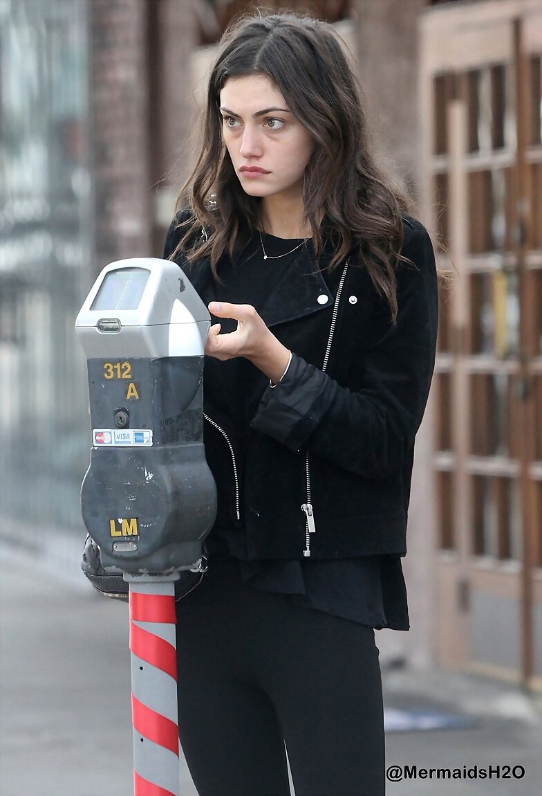 Phoebe Tonkin en Los Angeles (Dec 17, 2014)
