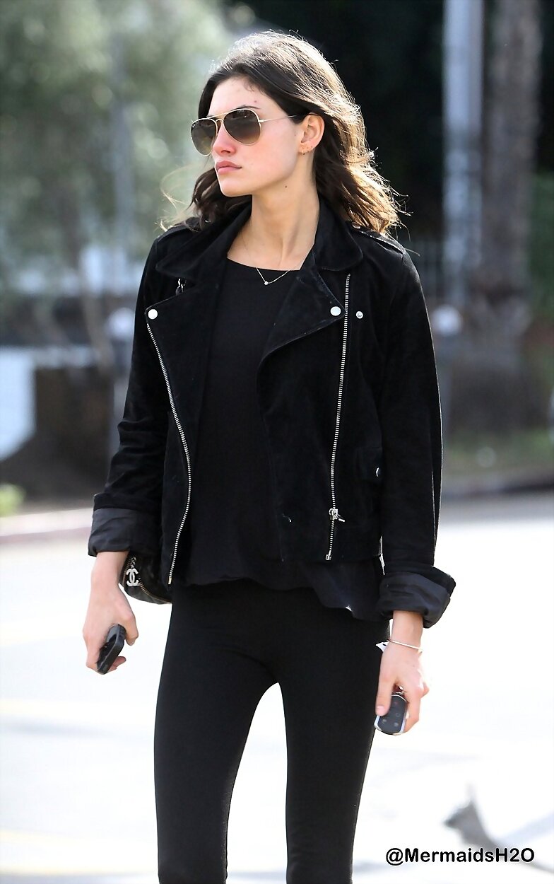 Phoebe Tonkin en Los Angeles (Dec 17, 2014)
