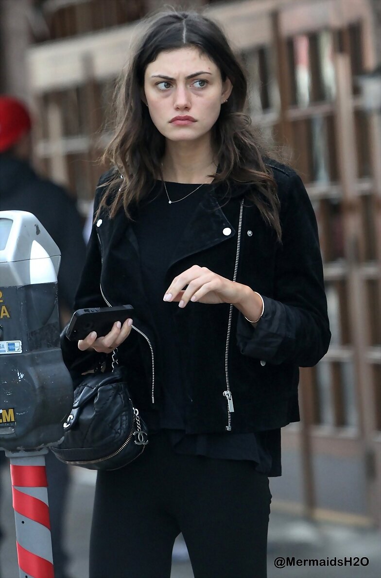 Phoebe Tonkin en Los Angeles (Dec 17, 2014)