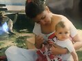 Phoebe Tonkin de peque&ntilde;a con su madre