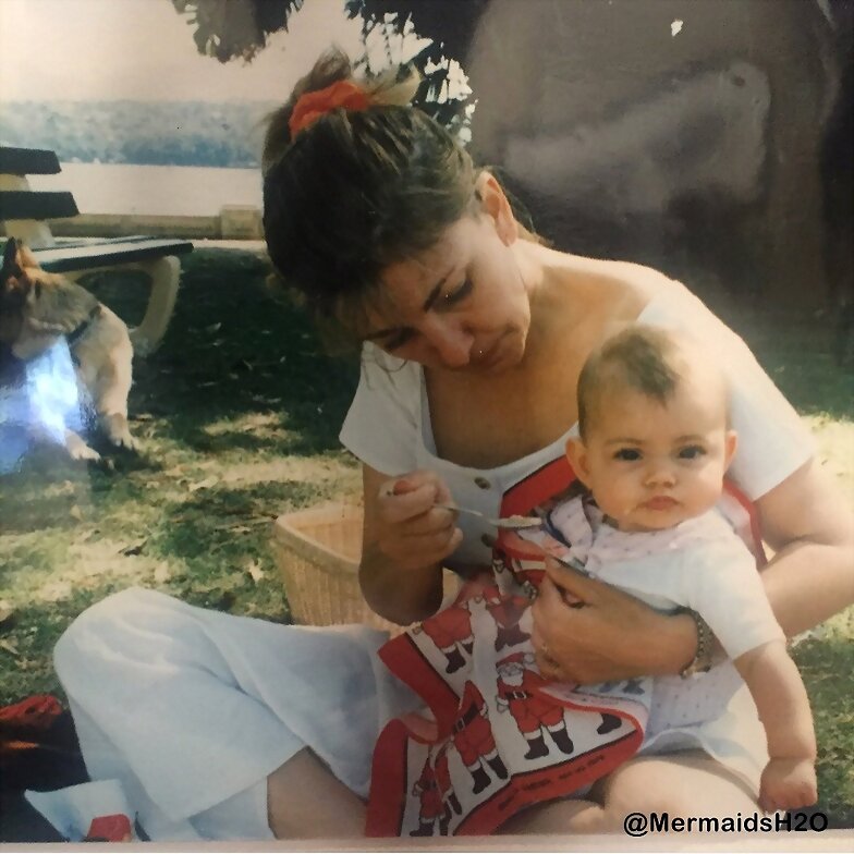 Phoebe Tonkin de pequeña con su madre