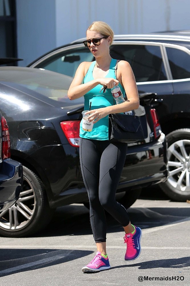 Claire Holt saliendo del gym en LA, Aug 26, 2014