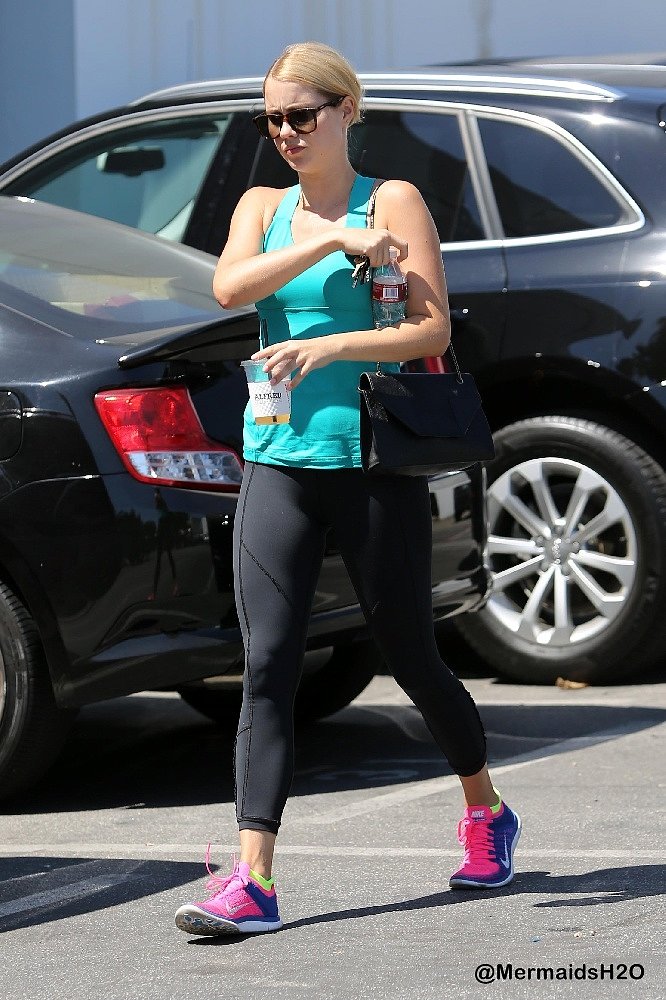Claire Holt saliendo del gym en LA, Aug 26, 2014