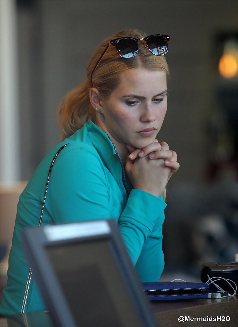 Claire Holt en West Hollywood, LA (Nov 11, 2014)