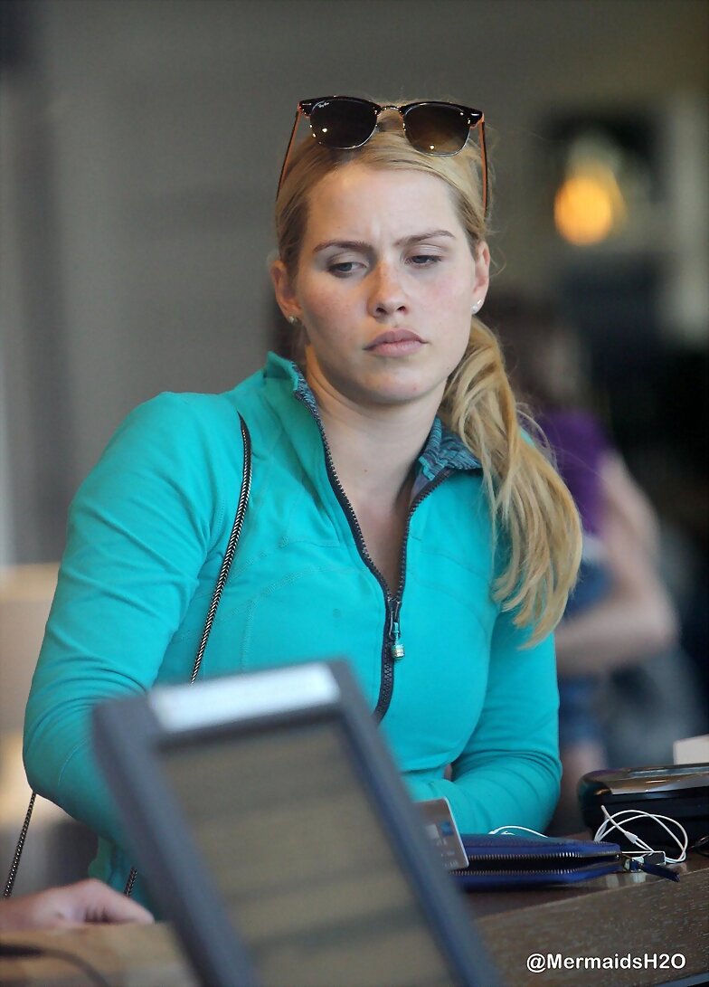 Claire Holt en West Hollywood, LA (Nov 11, 2014)