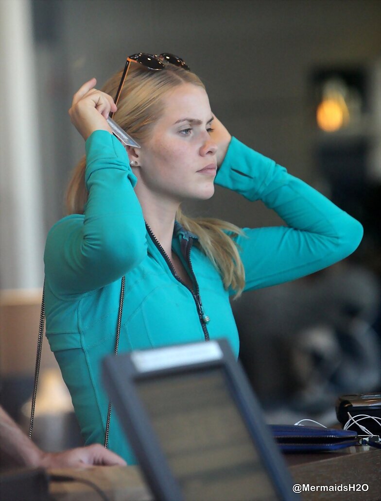 Claire Holt en West Hollywood, LA (Nov 11, 2014)