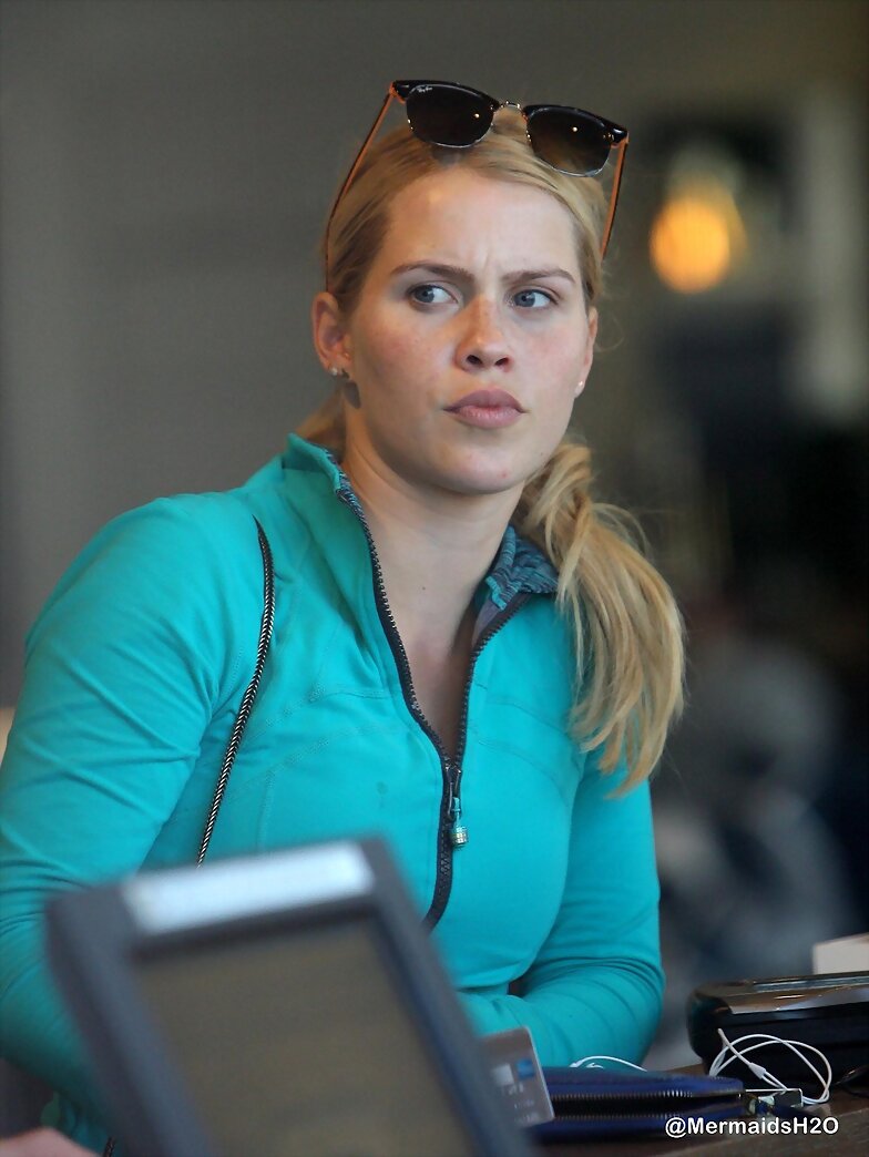 Claire Holt en West Hollywood, LA (Nov 11, 2014)