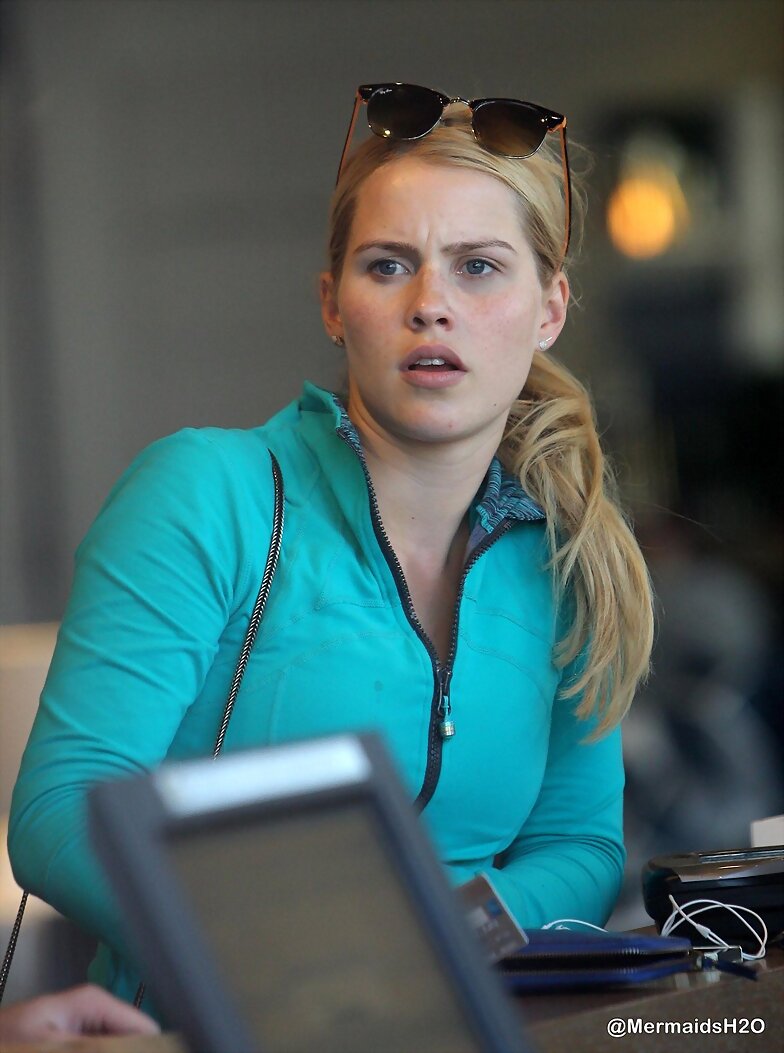 Claire Holt en West Hollywood, LA (Nov 11, 2014)