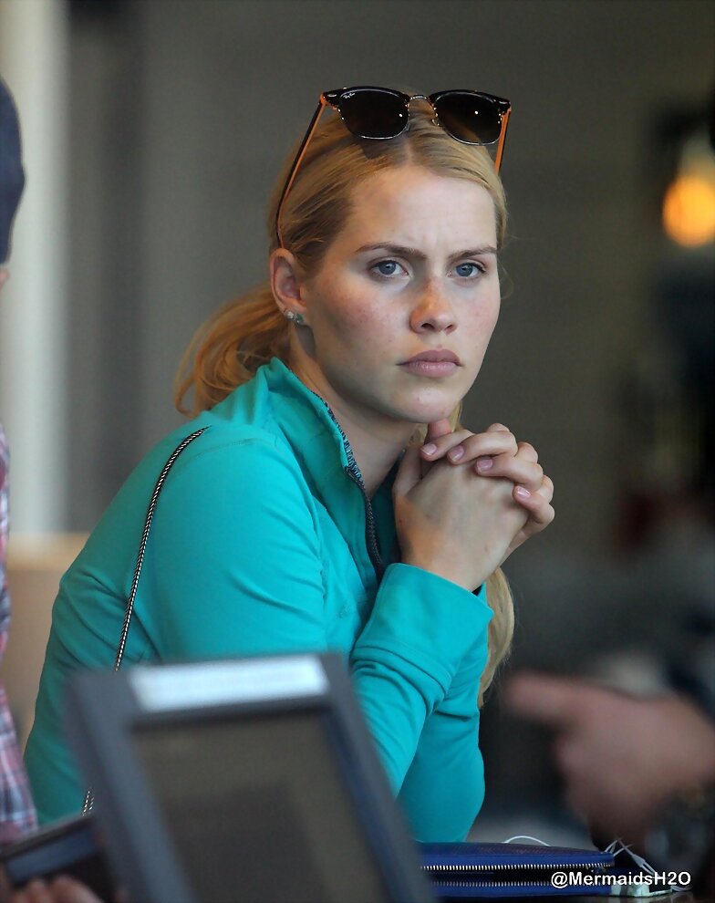 Claire Holt en West Hollywood, LA (Nov 11, 2014)