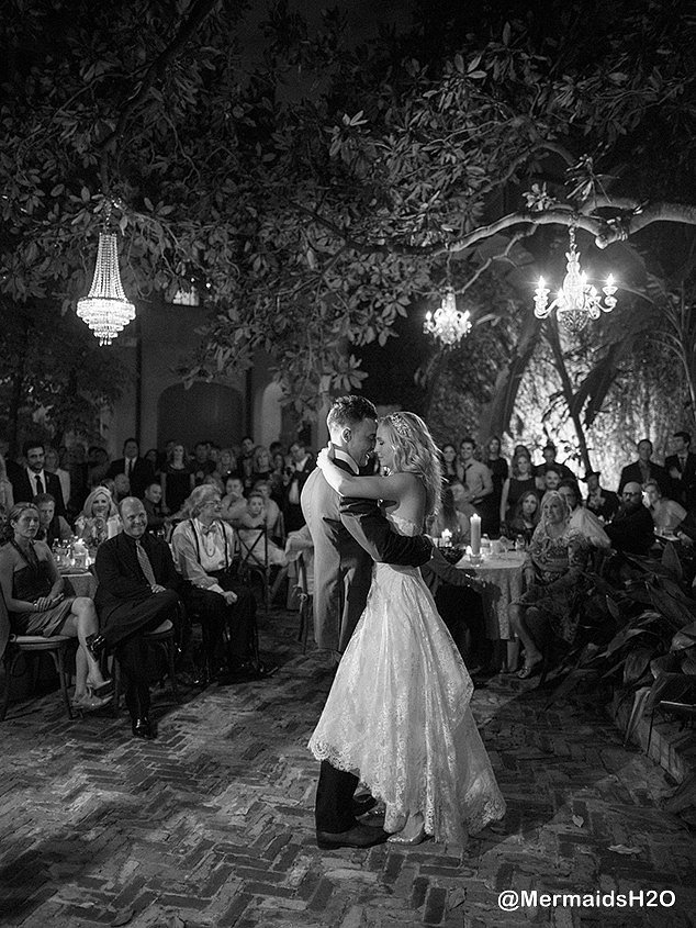 Phoebe y Claire en la boda de Candice Accola 2014