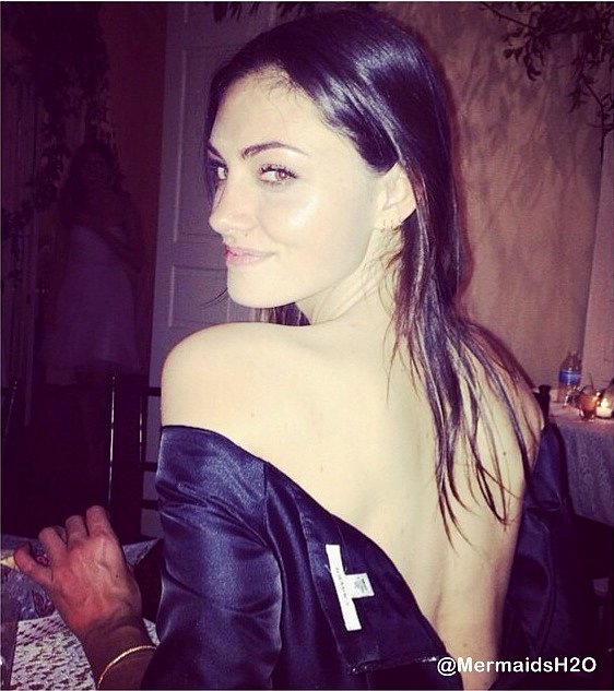 Phoebe Tonkin en la boda de Candice Accola 2014