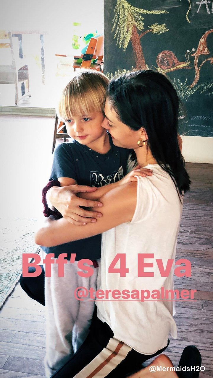 Phoebe Tonkin visita a los hijos de Teresa Palmer