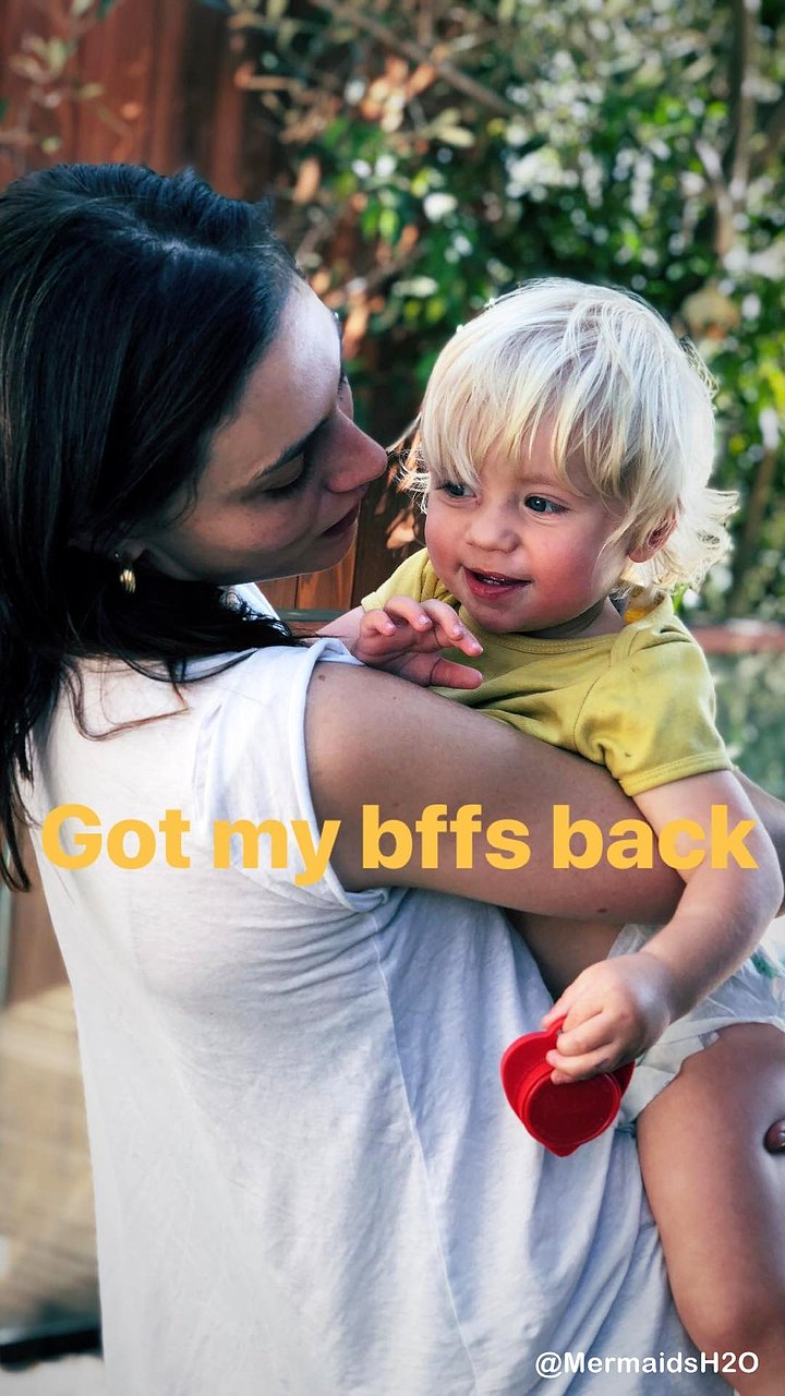 Phoebe Tonkin visita a los hijos de Teresa Palmer