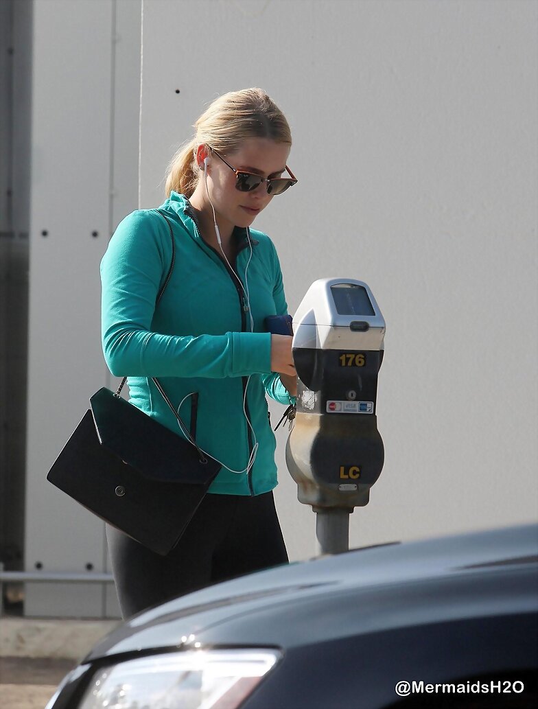 Claire Holt en West Hollywood, LA (Nov 11, 2014)