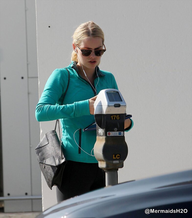 Claire Holt en West Hollywood, LA (Nov 11, 2014)
