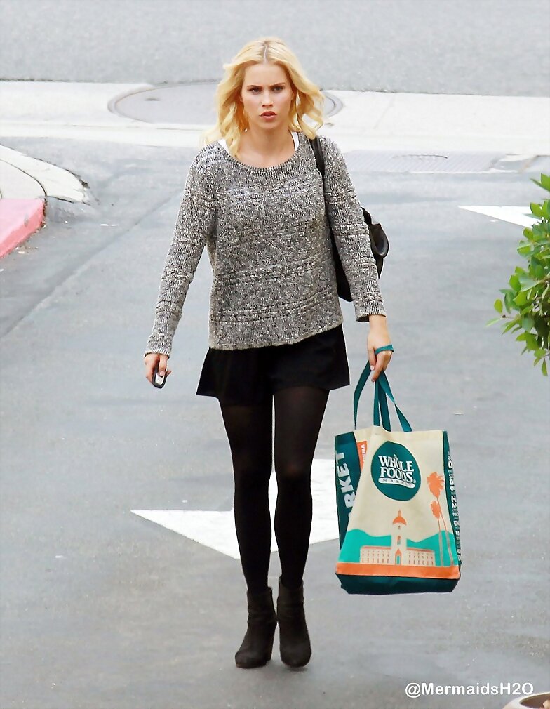 Claire Holt en West Hollywood, LA (Dec 6, 2014)