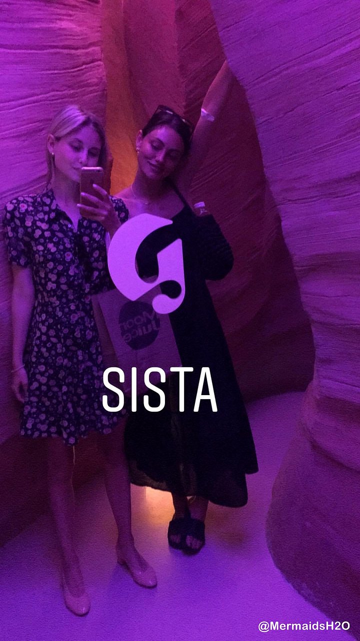 Phoebe Tonkin con su hermana pequeña Abby Tonkin