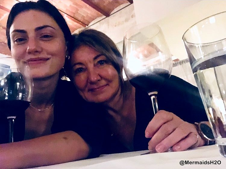 Phoebe Tonkin con su madre Jane Tonkin | 2018