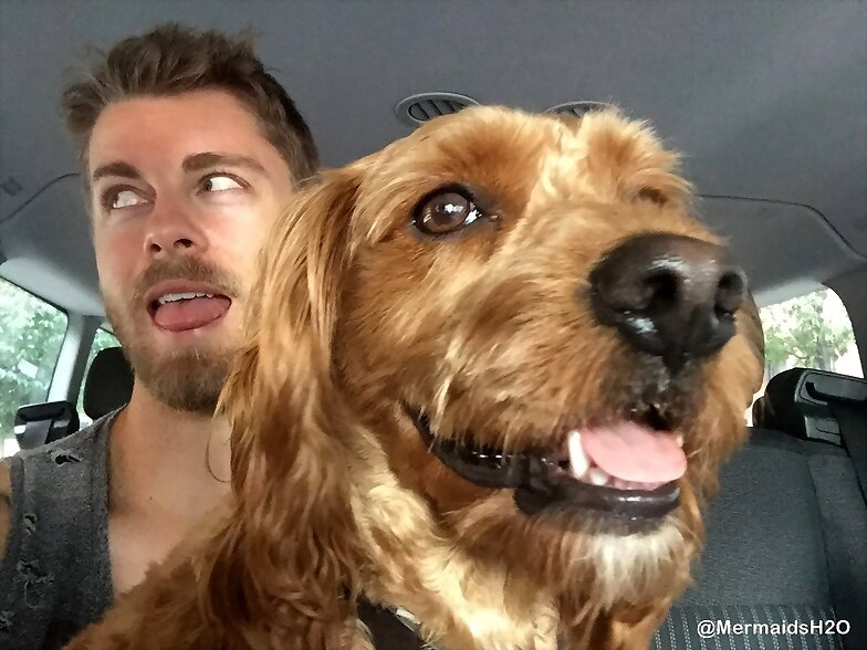 Luke Mitchell con su perrito Alfie