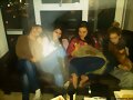 Phoebe con sus amigas del C&iacute;rculo secreto