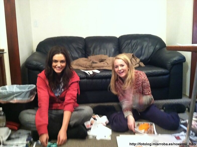 Phoebe Tonkin & Britt Robertson El Círculo secreto