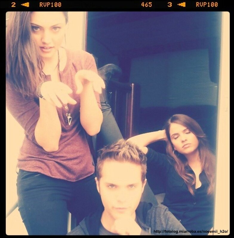 Phoebe con sus amigos del Círculo secreto