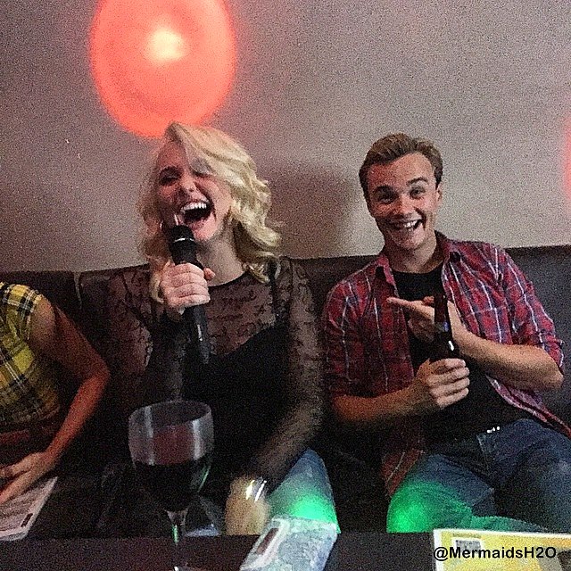 El cast de Mako Mermaids de party