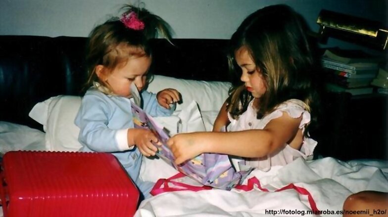 Phoebe y su hermana Abby de pequeñas