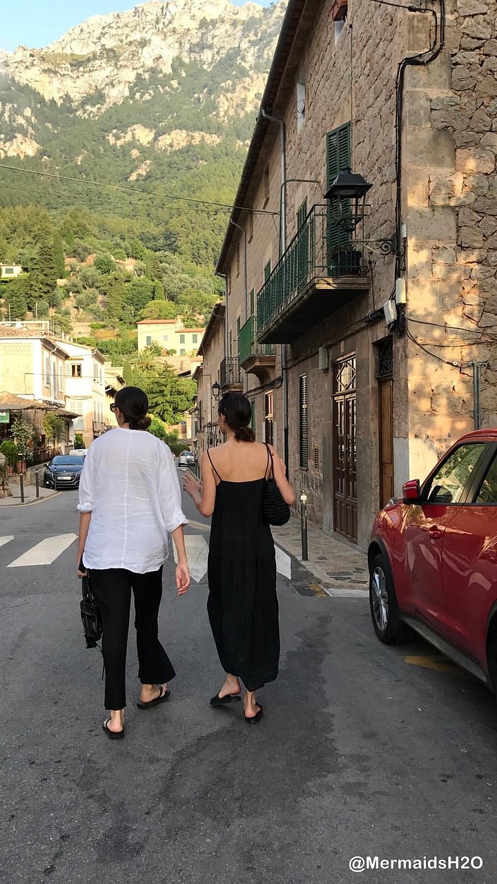 Phoebe Tonkin en Mallorca, España (Julio 2018)