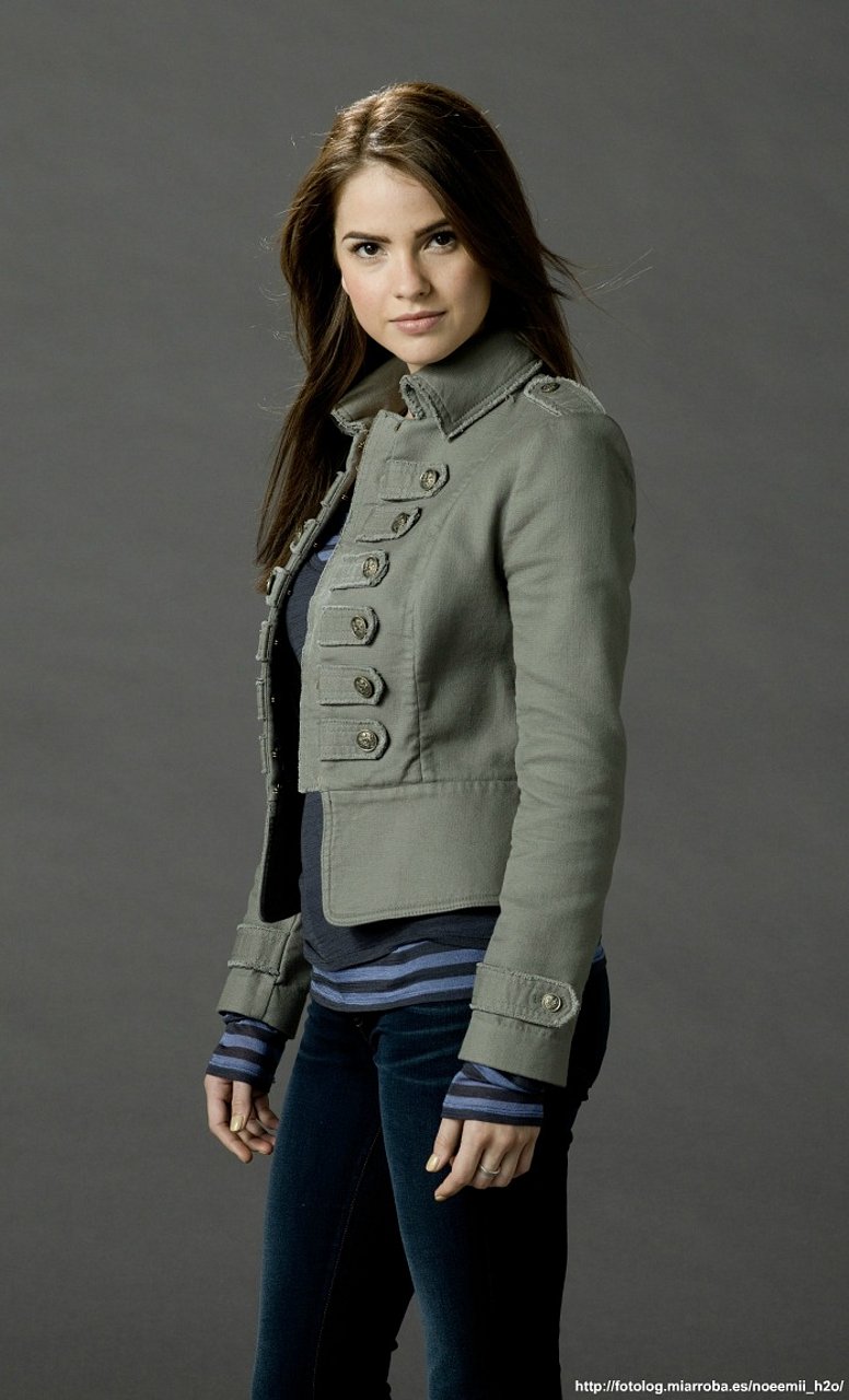 El círculo secreto, Shelley Hennig es Diana Meade