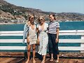 Claire Holt con su hermana y novia de su hermano