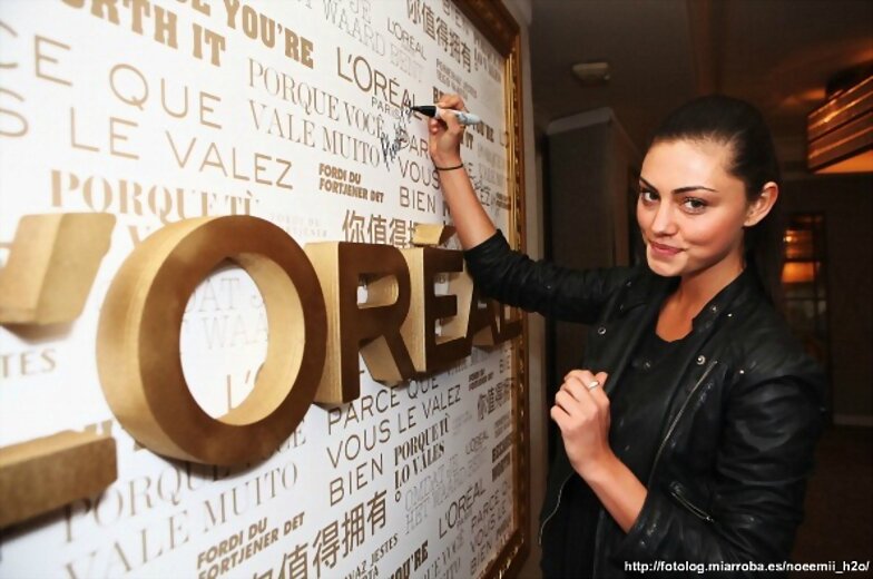 Phoebe Tonkin; Salón de Lujo HBO Con L'Oreal Paris