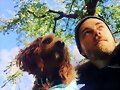Luke Mitchell con su perrito Alfie
