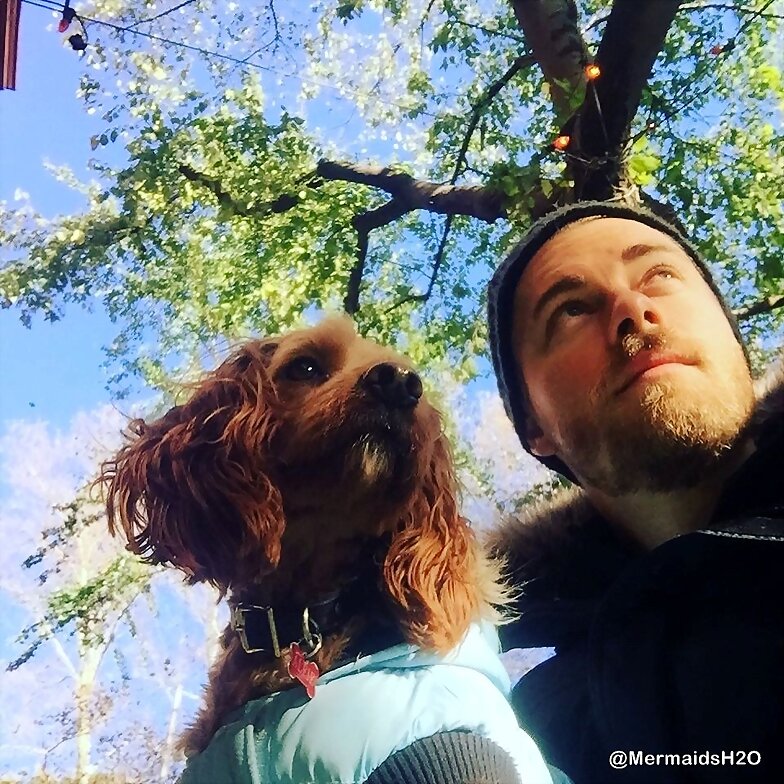 Luke Mitchell con su perrito Alfie