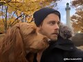 Luke Mitchell con su perrito Alfie