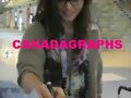 Phoebe Tonkin firmando aut&oacute;grafos