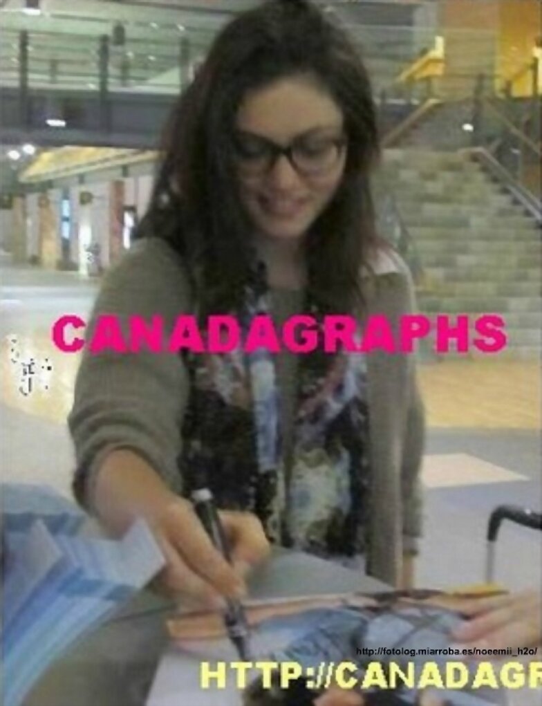 Phoebe Tonkin firmando autógrafos