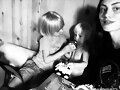 Phoebe Tonkin visita a los hijos de Teresa Palmer