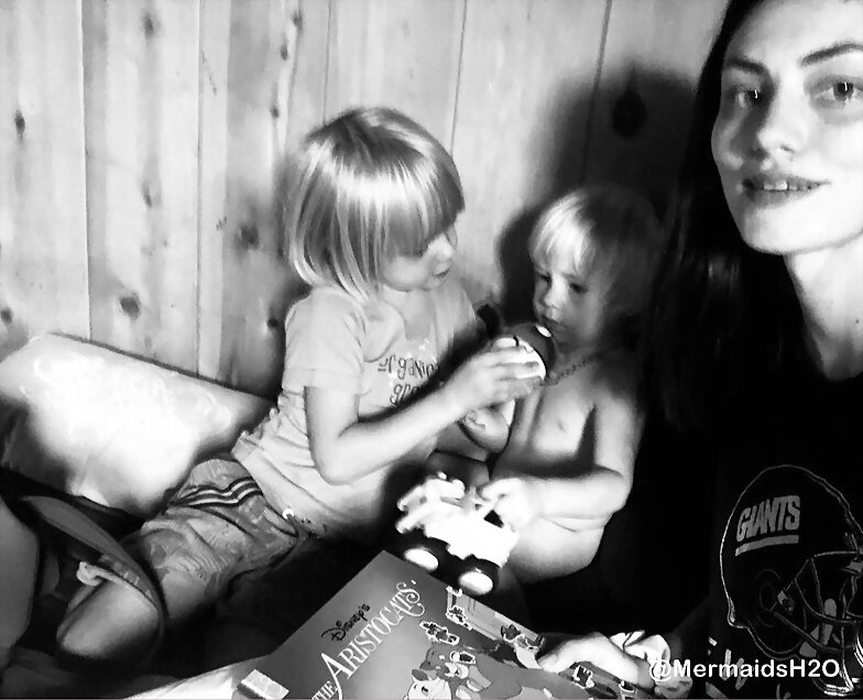 Phoebe Tonkin visita a los hijos de Teresa Palmer