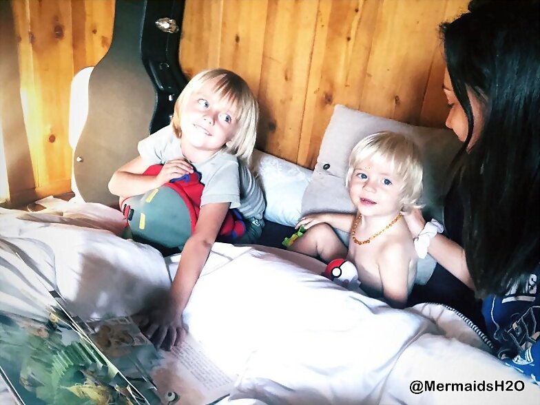 Phoebe Tonkin visita a los hijos de Teresa Palmer