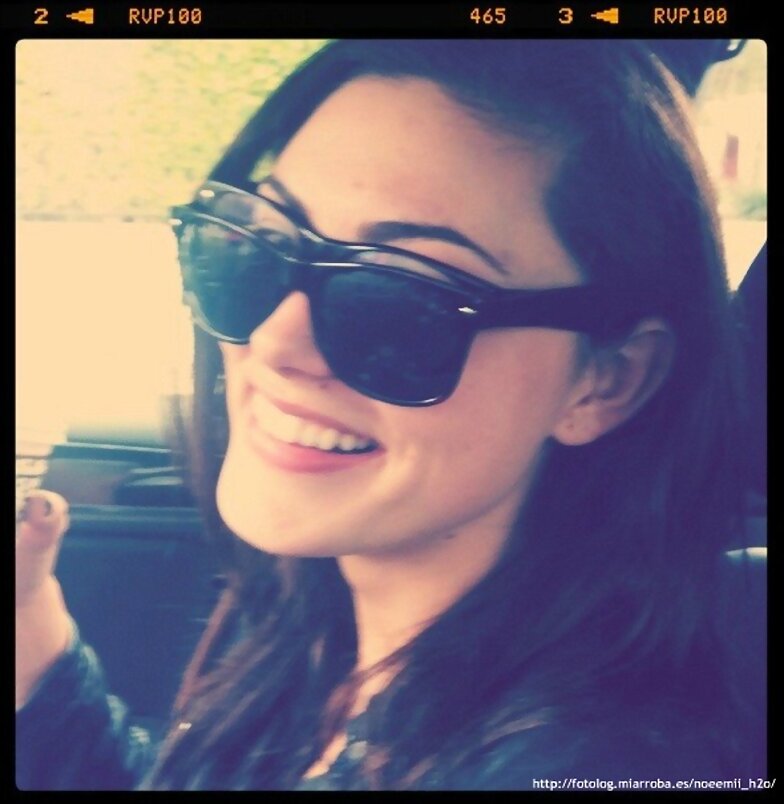 Phoebe Tonkin en el coche