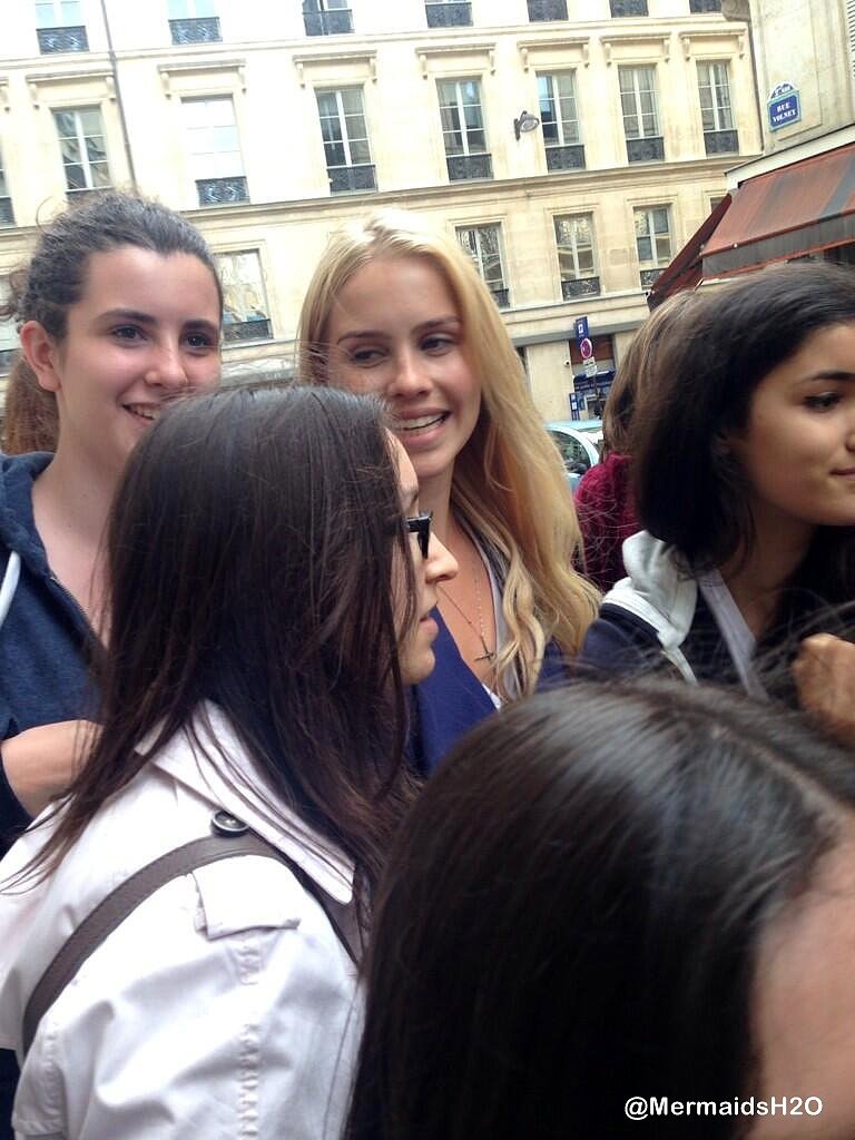 Claire Holt con fans en Paris | May 2014